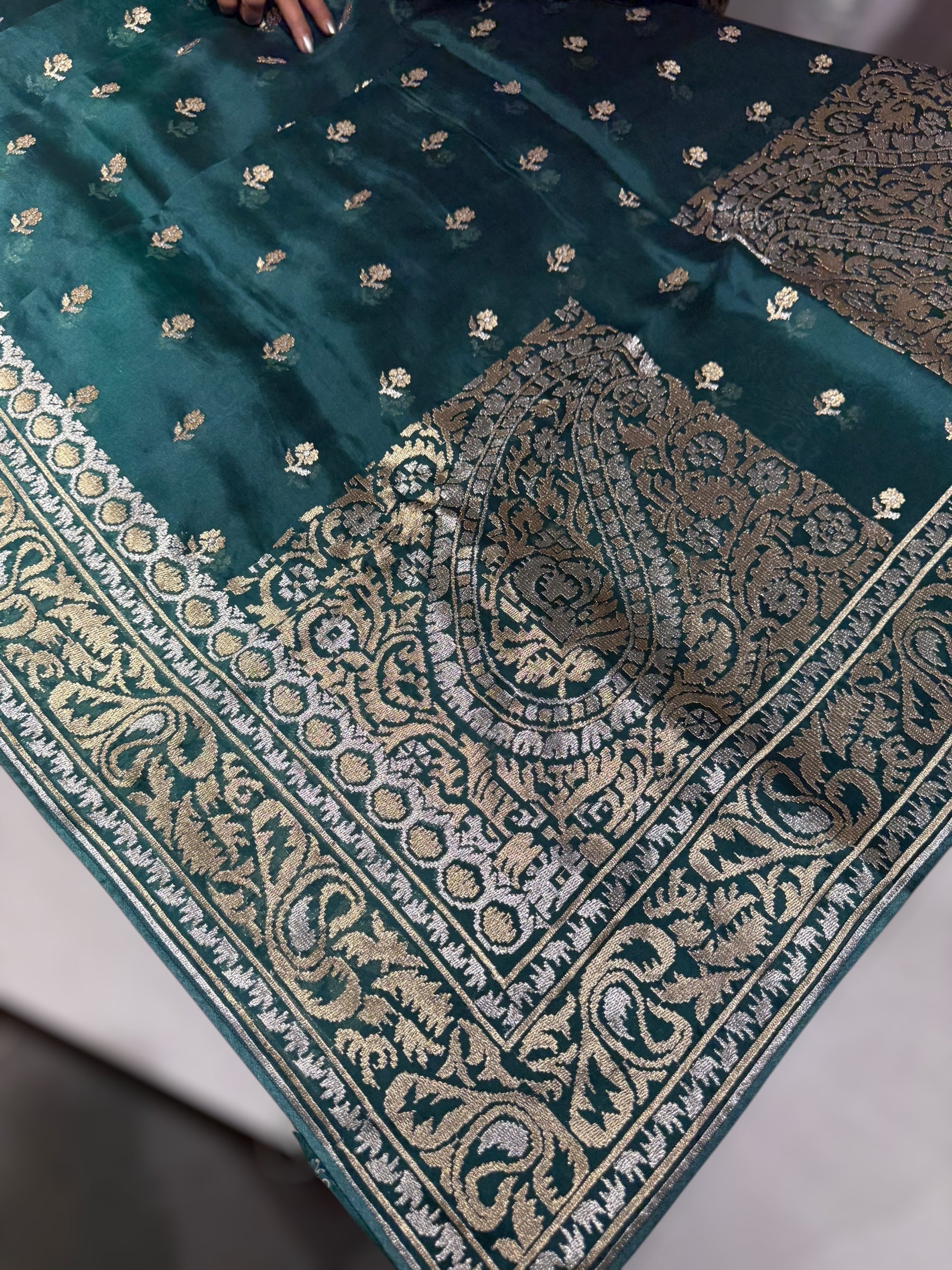 Emerald Green Pure Organza Saree With Jamdani Inspired Embroidery