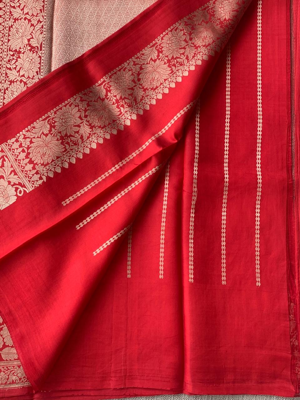 Red Raw Mangoe Silk Saree i in Monotone Look with heavy weaving borders & kaduwa woven motifs.