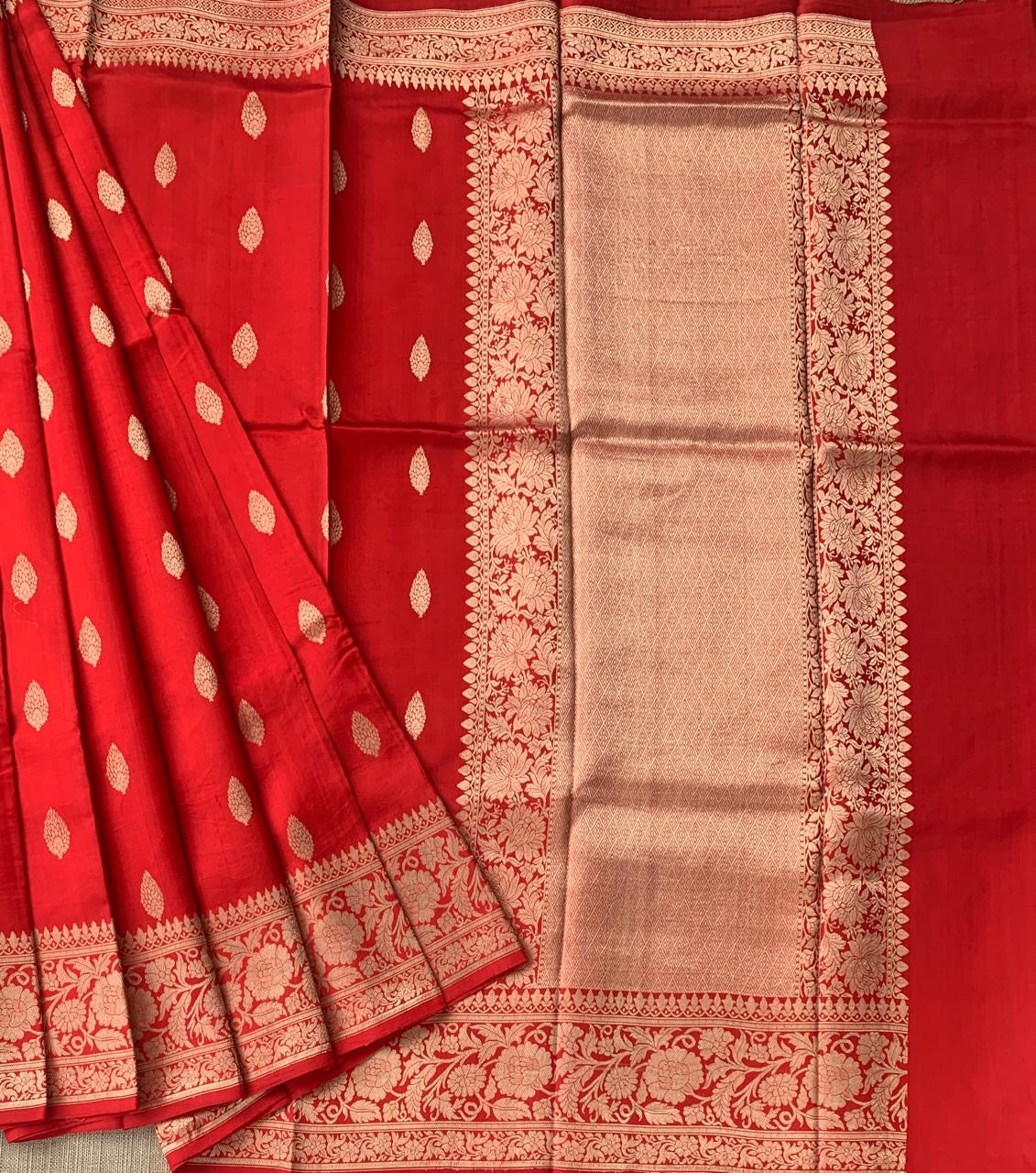 Red Raw Mangoe Silk Saree i in Monotone Look with heavy weaving borders & kaduwa woven motifs.