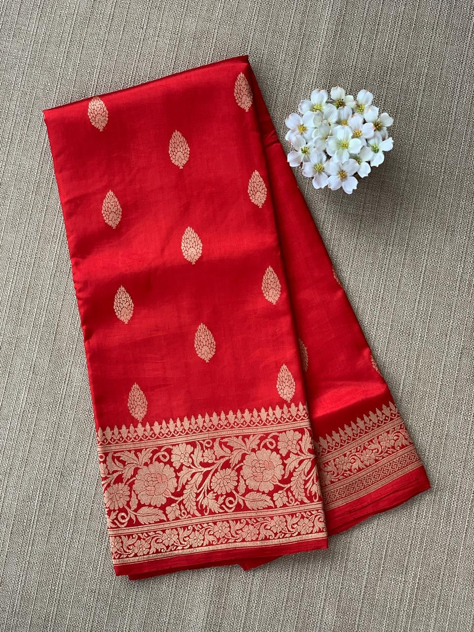 Red Raw Mangoe Silk Saree i in Monotone Look with heavy weaving borders & kaduwa woven motifs.