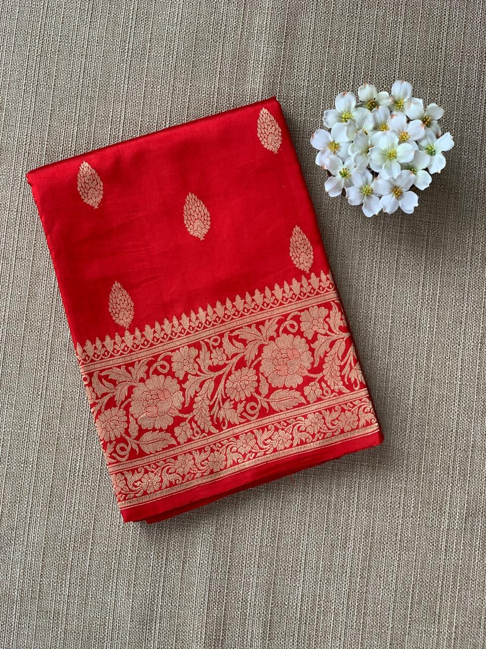 Red Raw Mangoe Silk Saree i in Monotone Look with heavy weaving borders & kaduwa woven motifs.