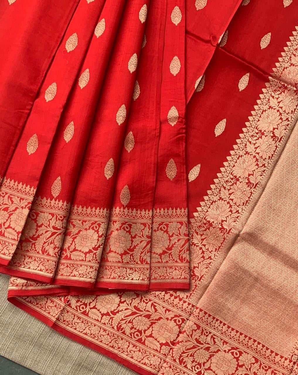 Red Raw Mangoe Silk Saree i in Monotone Look with heavy weaving borders & kaduwa woven motifs.