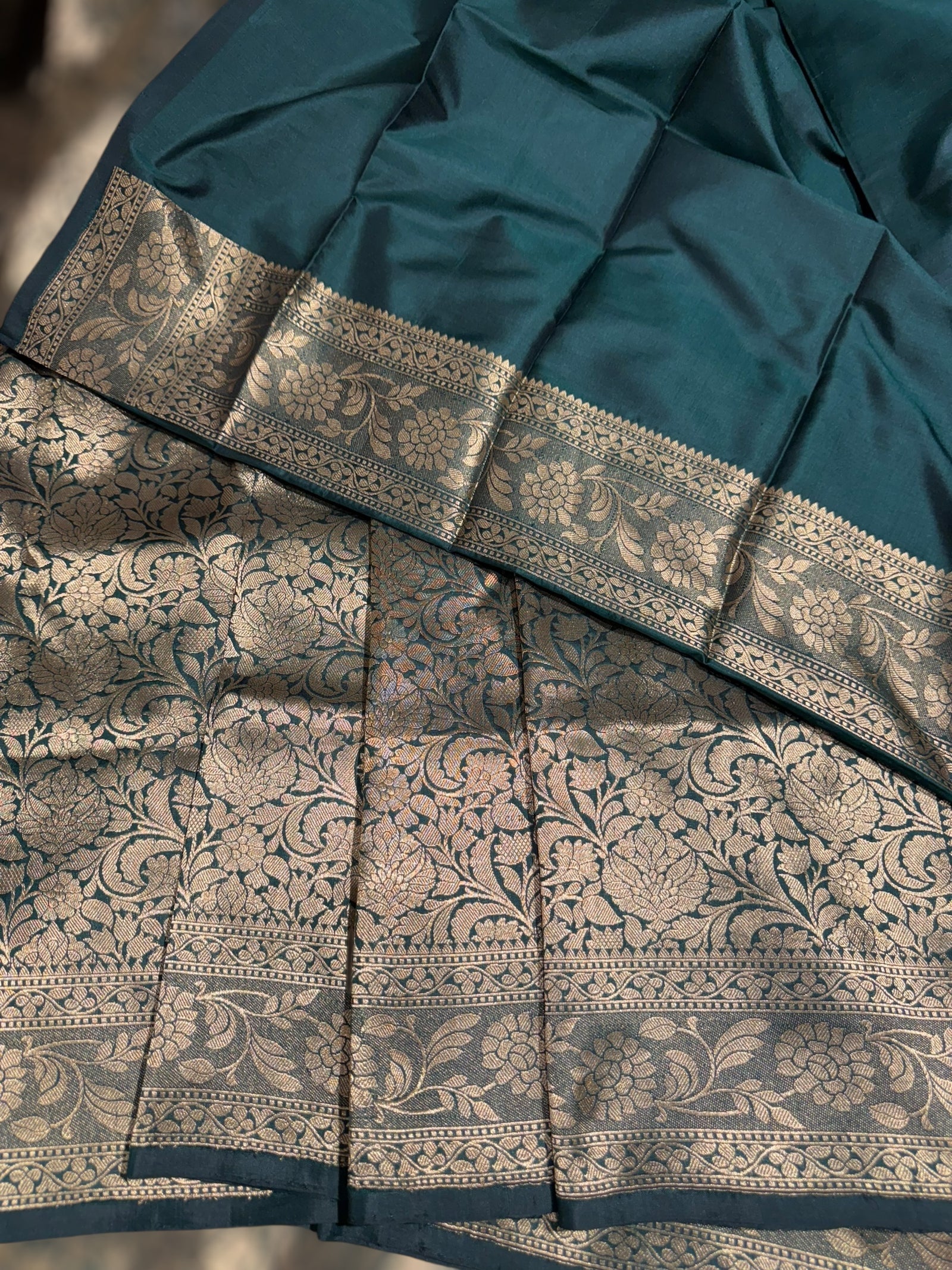 Forest Green Banarasi katan Tonchoi weaving Saree in monotone look