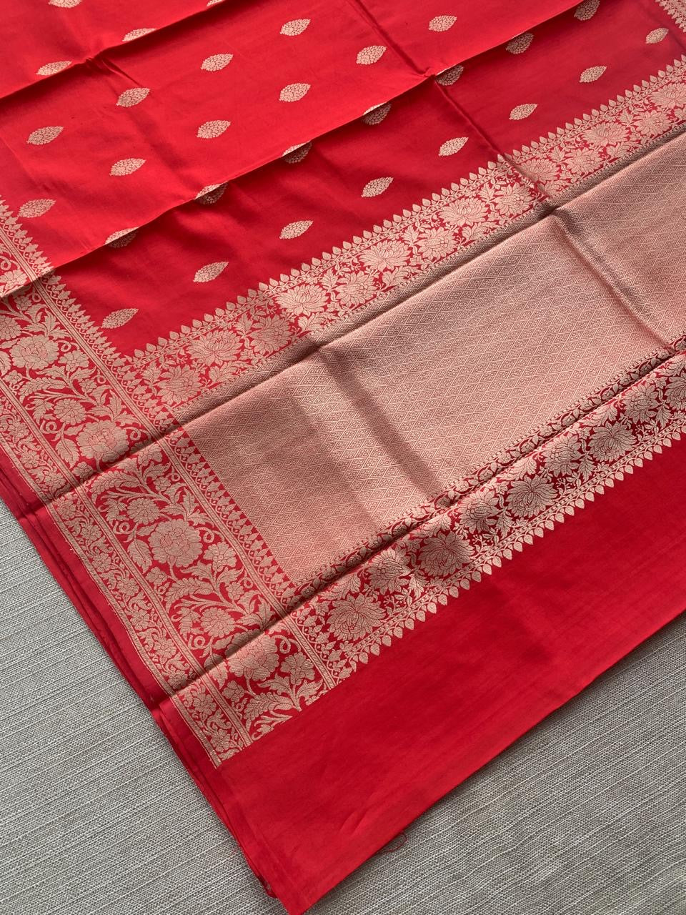 Red Raw Mangoe Silk Saree i in Monotone Look with heavy weaving borders & kaduwa woven motifs.