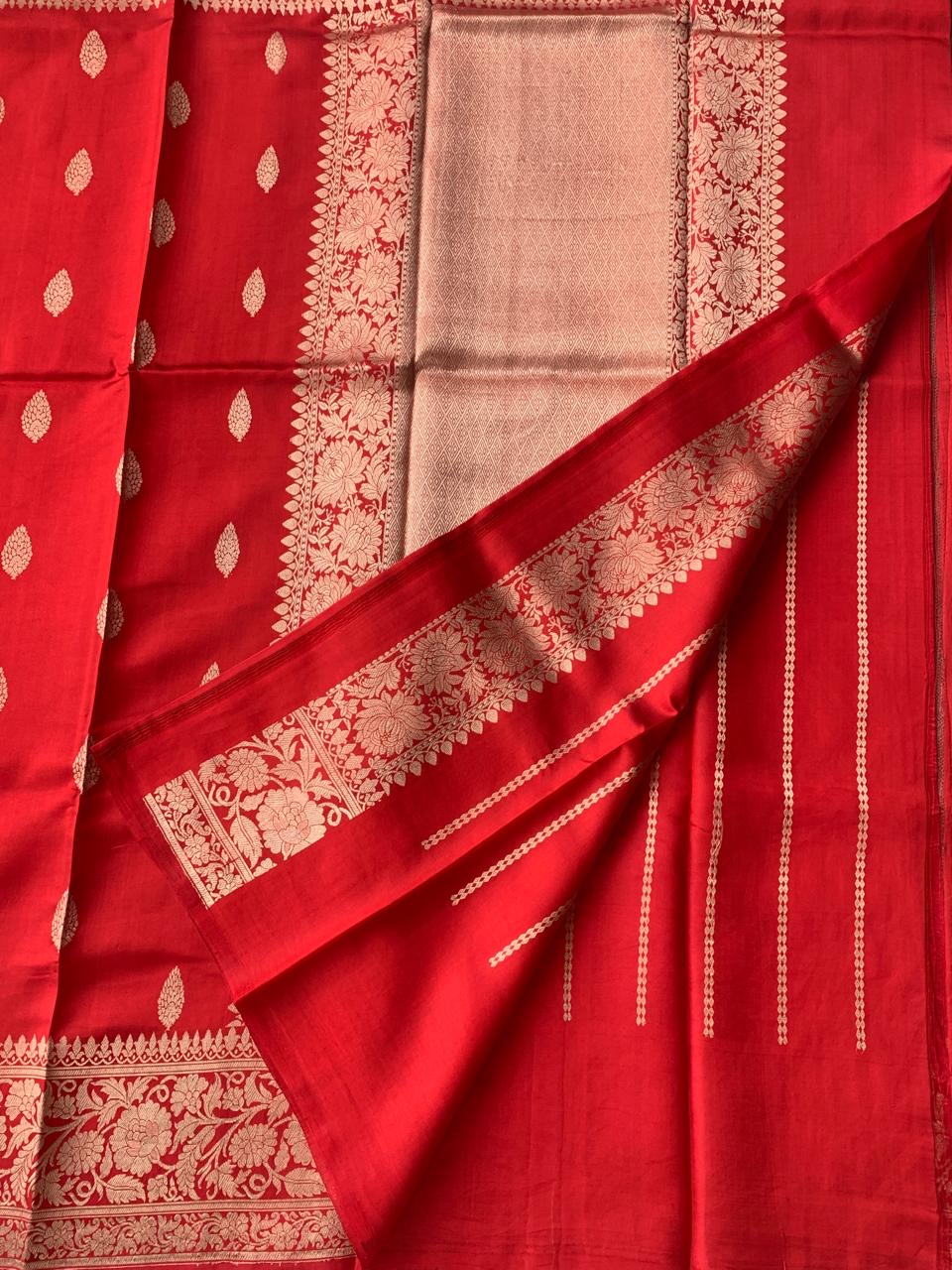 Red Raw Mangoe Silk Saree i in Monotone Look with heavy weaving borders & kaduwa woven motifs.