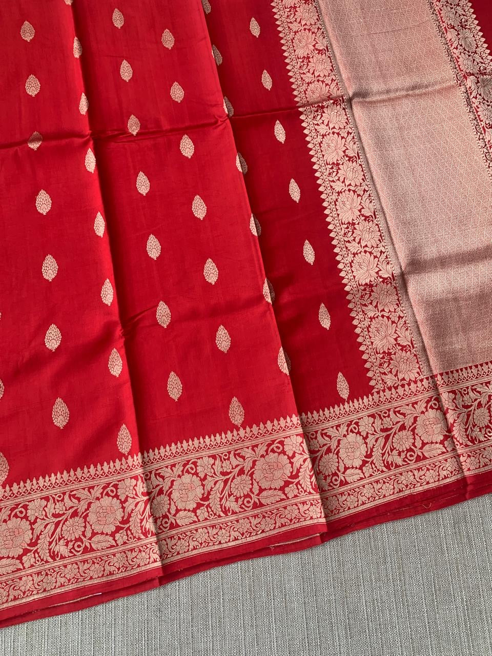 Red Raw Mangoe Silk Saree i in Monotone Look with heavy weaving borders & kaduwa woven motifs.