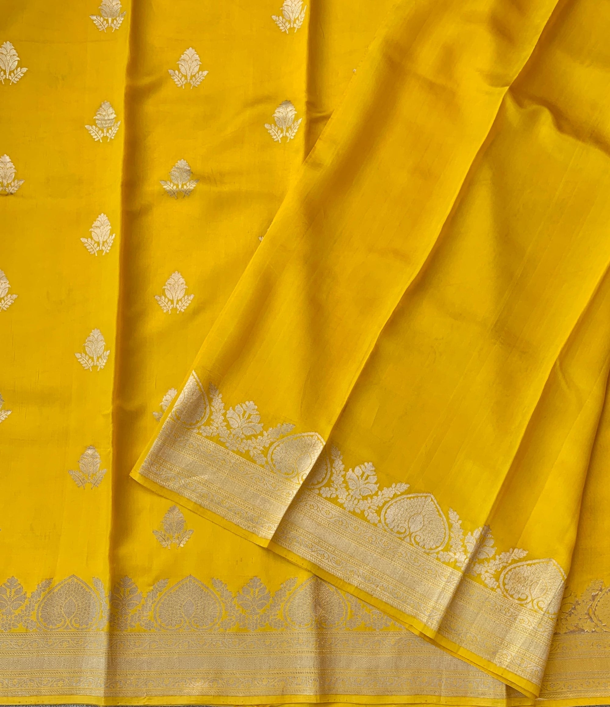 Yellow Raw Mangoe Silk Saree in Monotone Look with heavy weaving borders & kaduwa woven motifs.