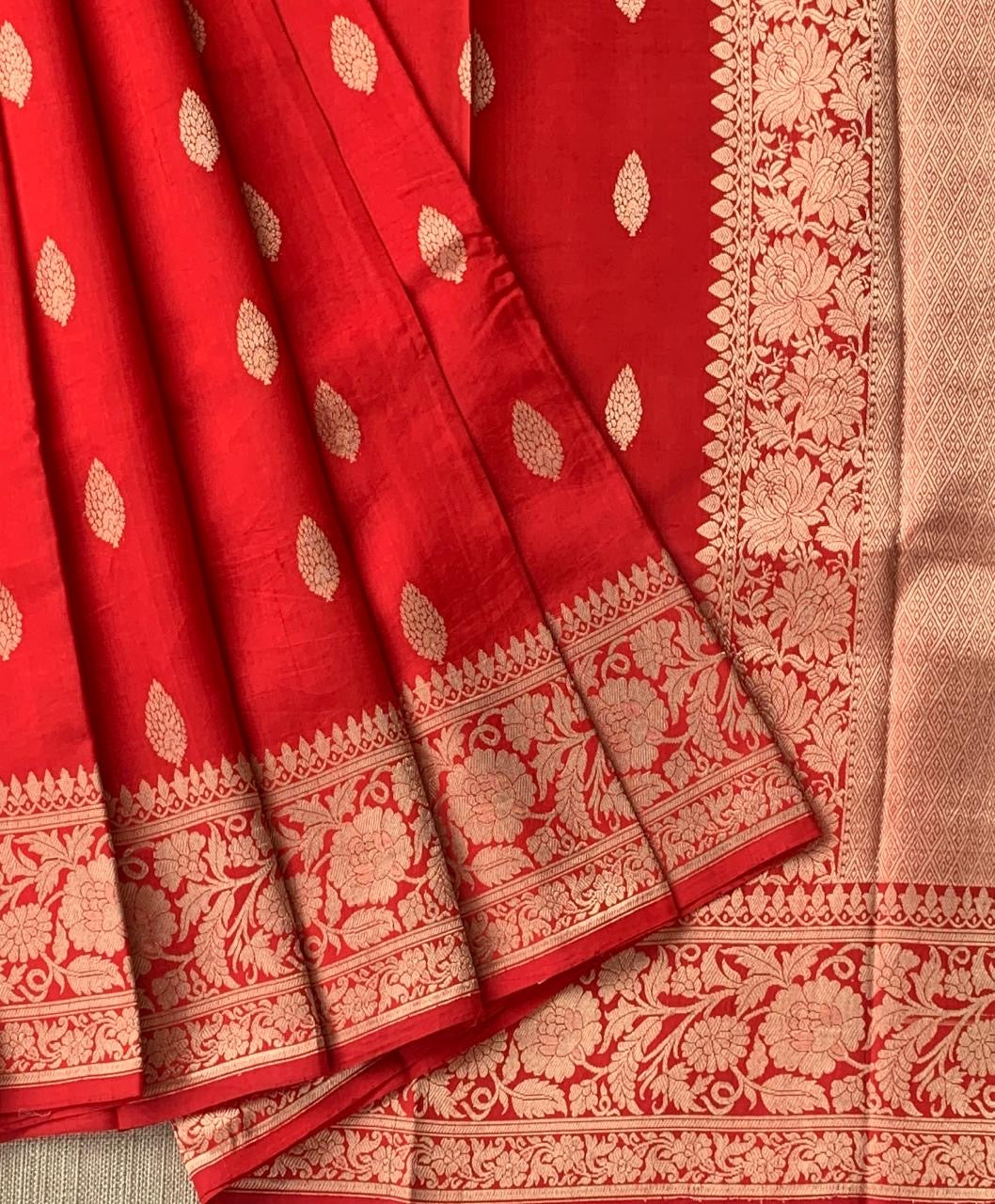 Red Raw Mangoe Silk Saree i in Monotone Look with heavy weaving borders & kaduwa woven motifs.