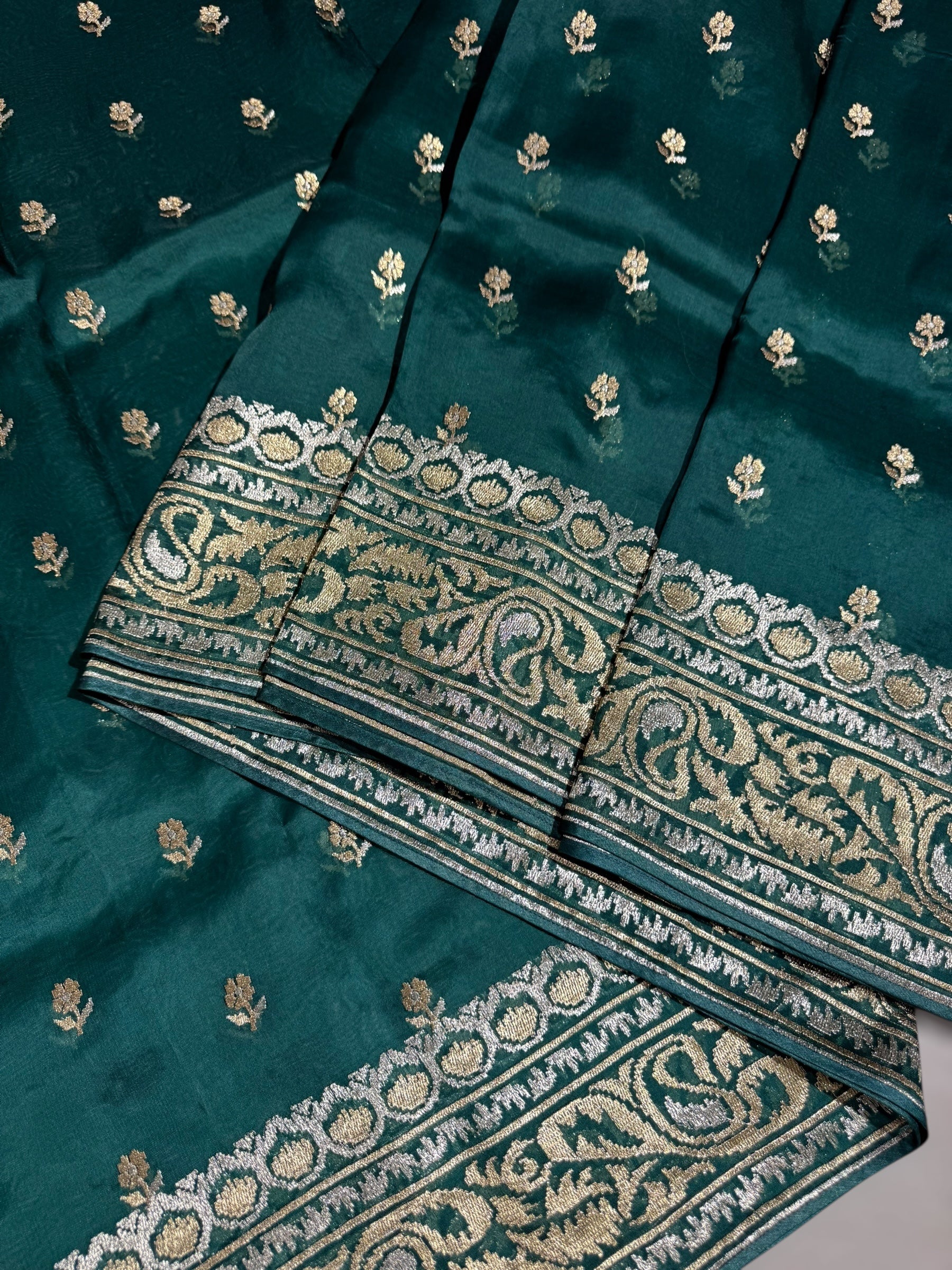 Emerald Green Pure Organza Saree With Jamdani Inspired Embroidery