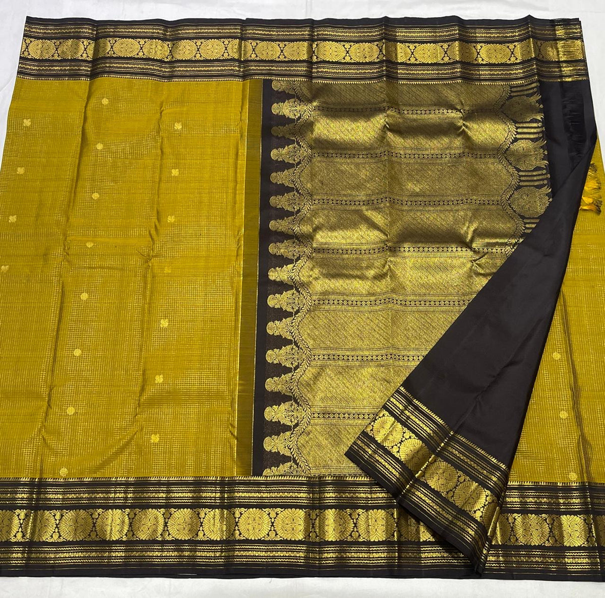 Olive Gold Vaira Oosi Checks Vintage Kanjeevaram Saree