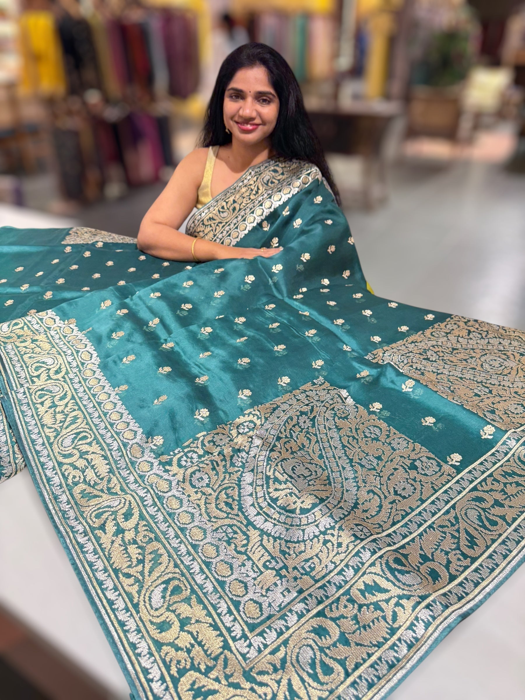 Emerald Green Pure Organza Saree With Jamdani Inspired Embroidery