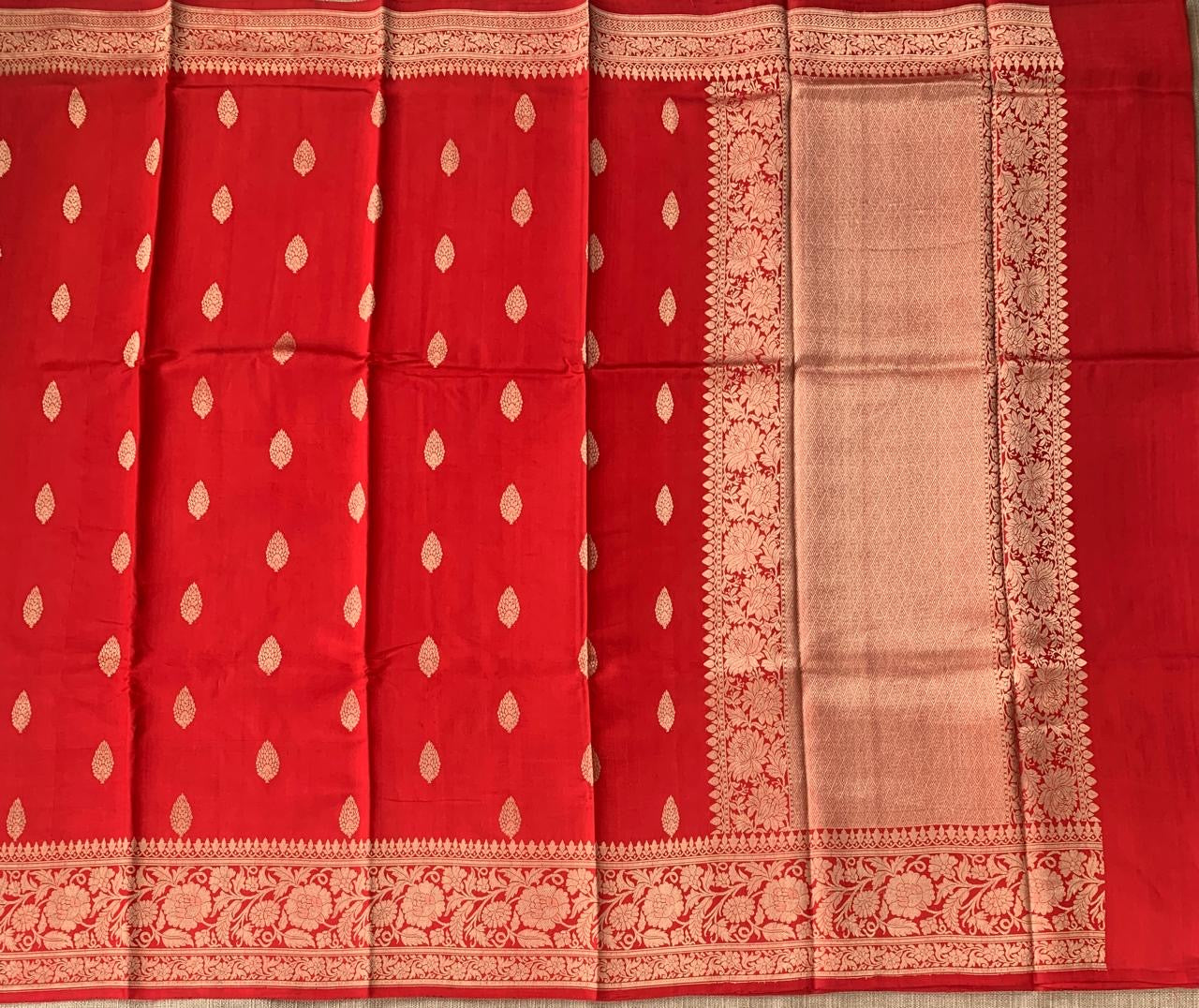 Red Raw Mangoe Silk Saree i in Monotone Look with heavy weaving borders & kaduwa woven motifs.