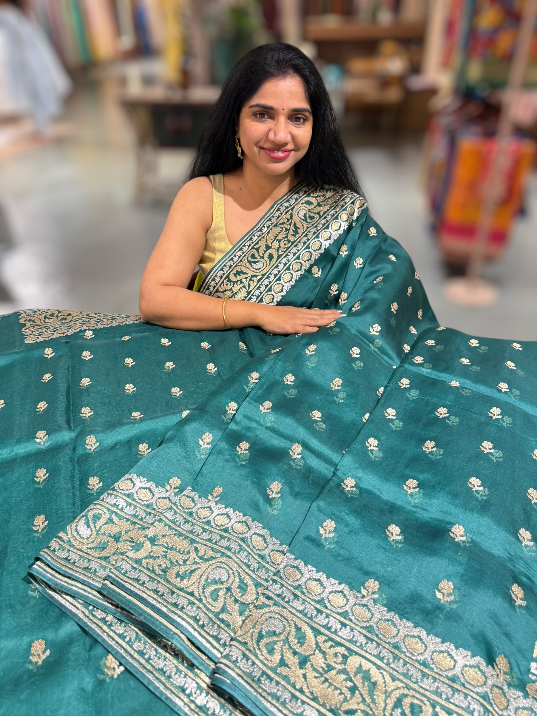 Emerald Green Pure Organza Saree With Jamdani Inspired Embroidery