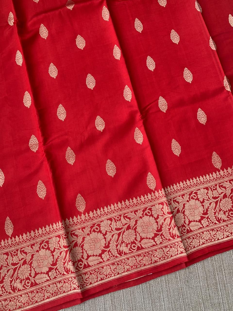 Red Raw Mangoe Silk Saree i in Monotone Look with heavy weaving borders & kaduwa woven motifs.