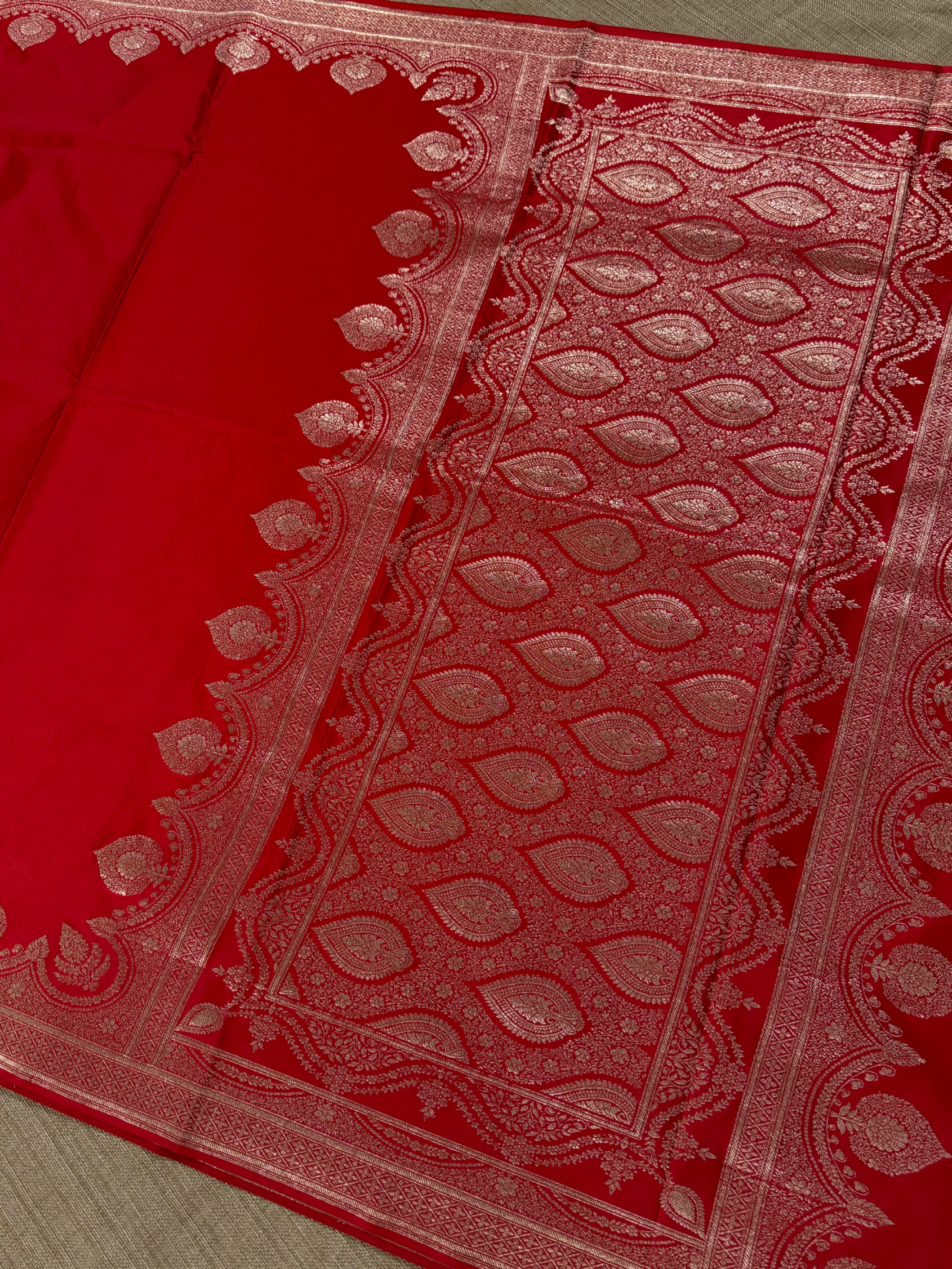 SMSSA234 : Chilli Red Mashru Silk Saree With Scallop Border