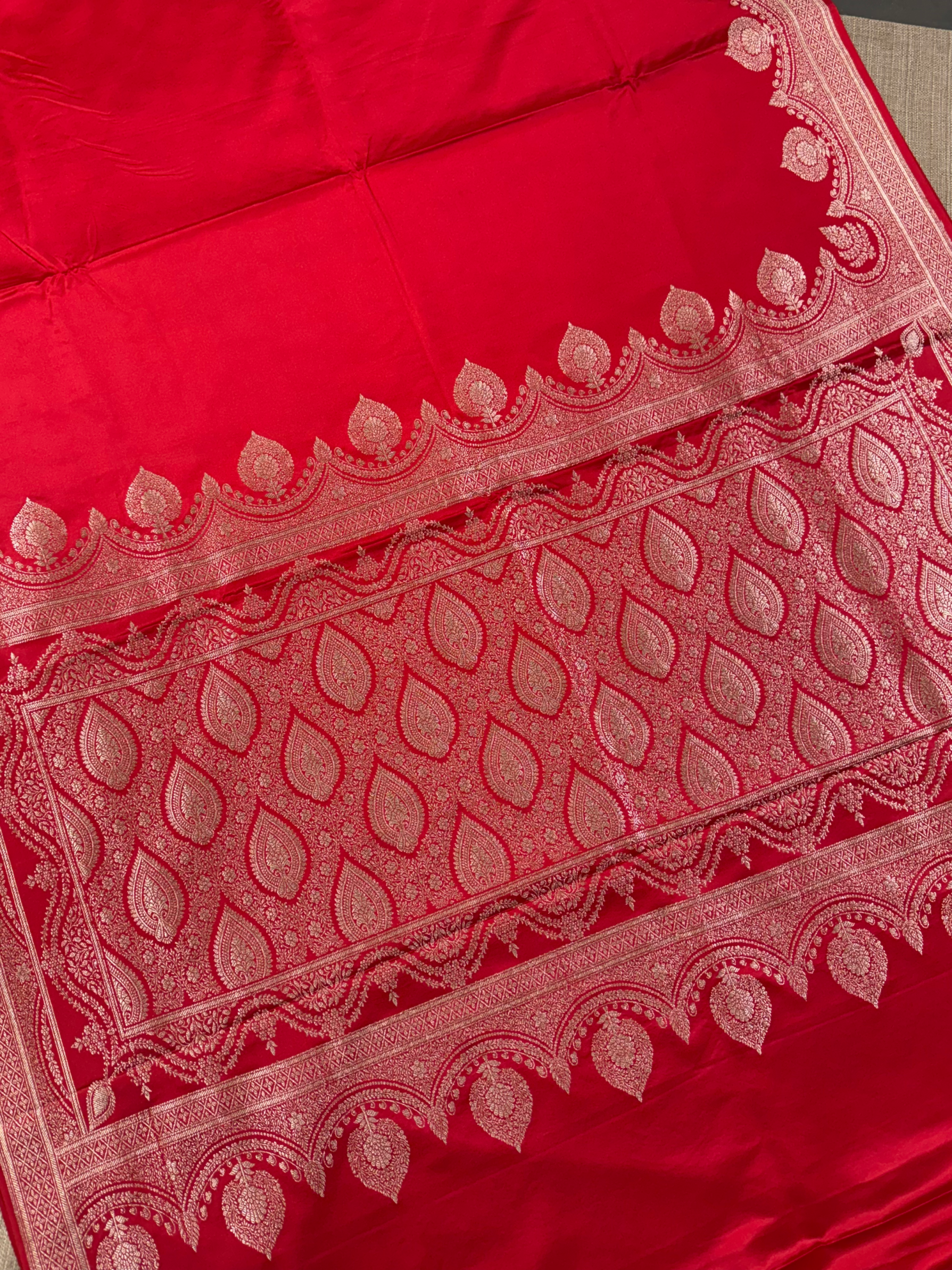 SMSSA234 : Chilli Red Mashru Silk Saree With Scallop Border