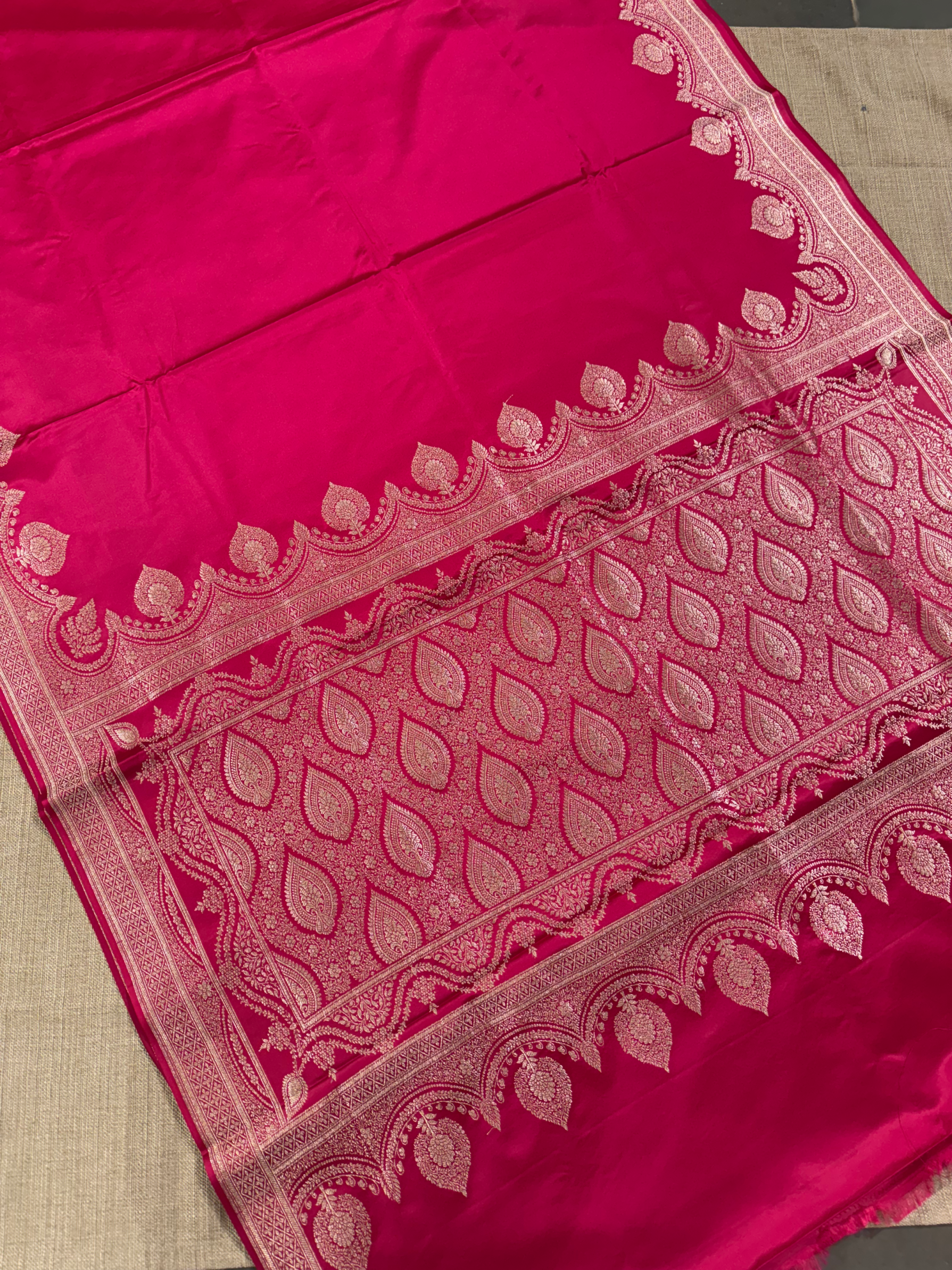 SMSSA233 : Dark Pink Mashru Silk Saree With Scallop Border