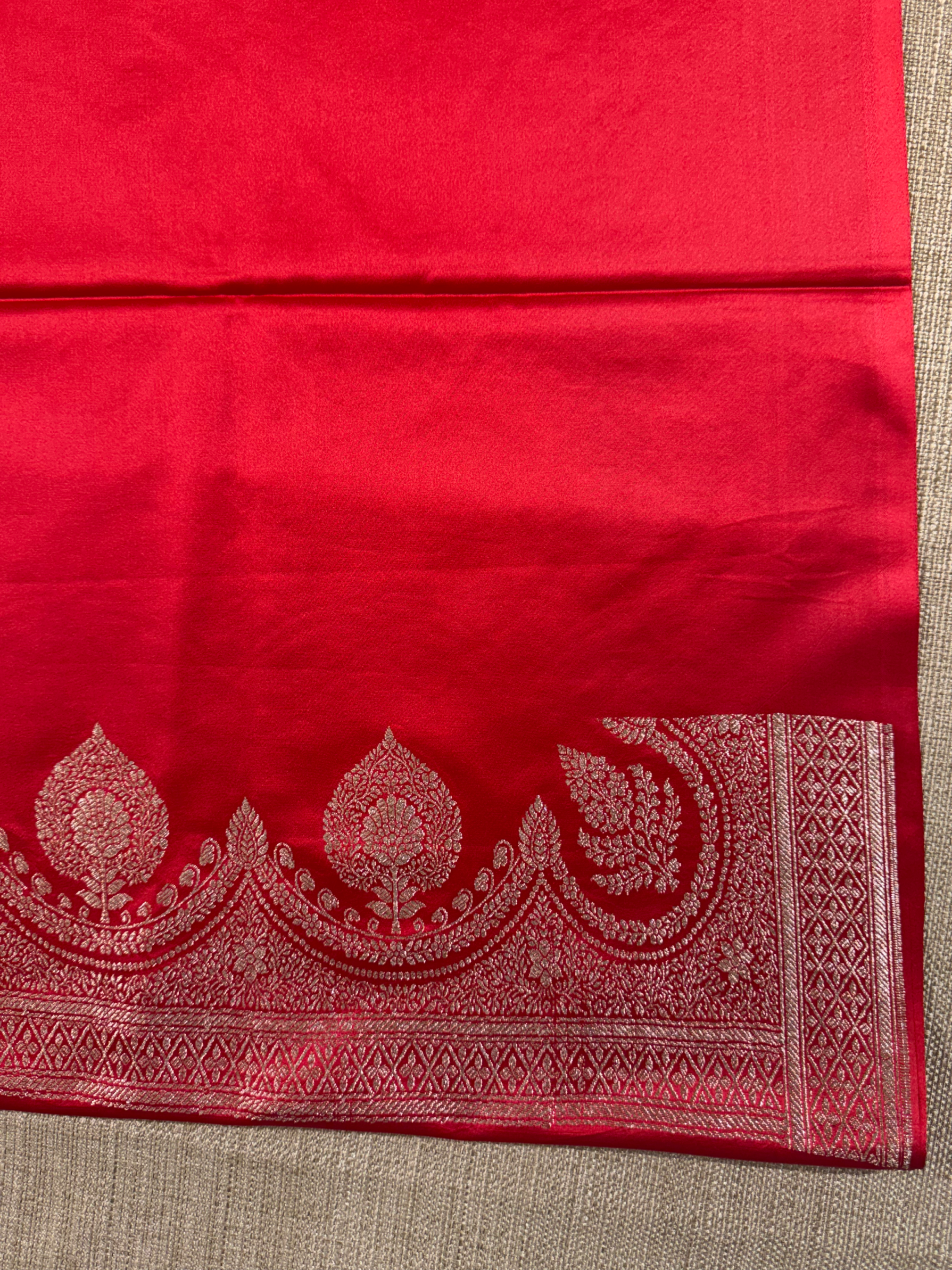 SMSSA234 : Chilli Red Mashru Silk Saree With Scallop Border