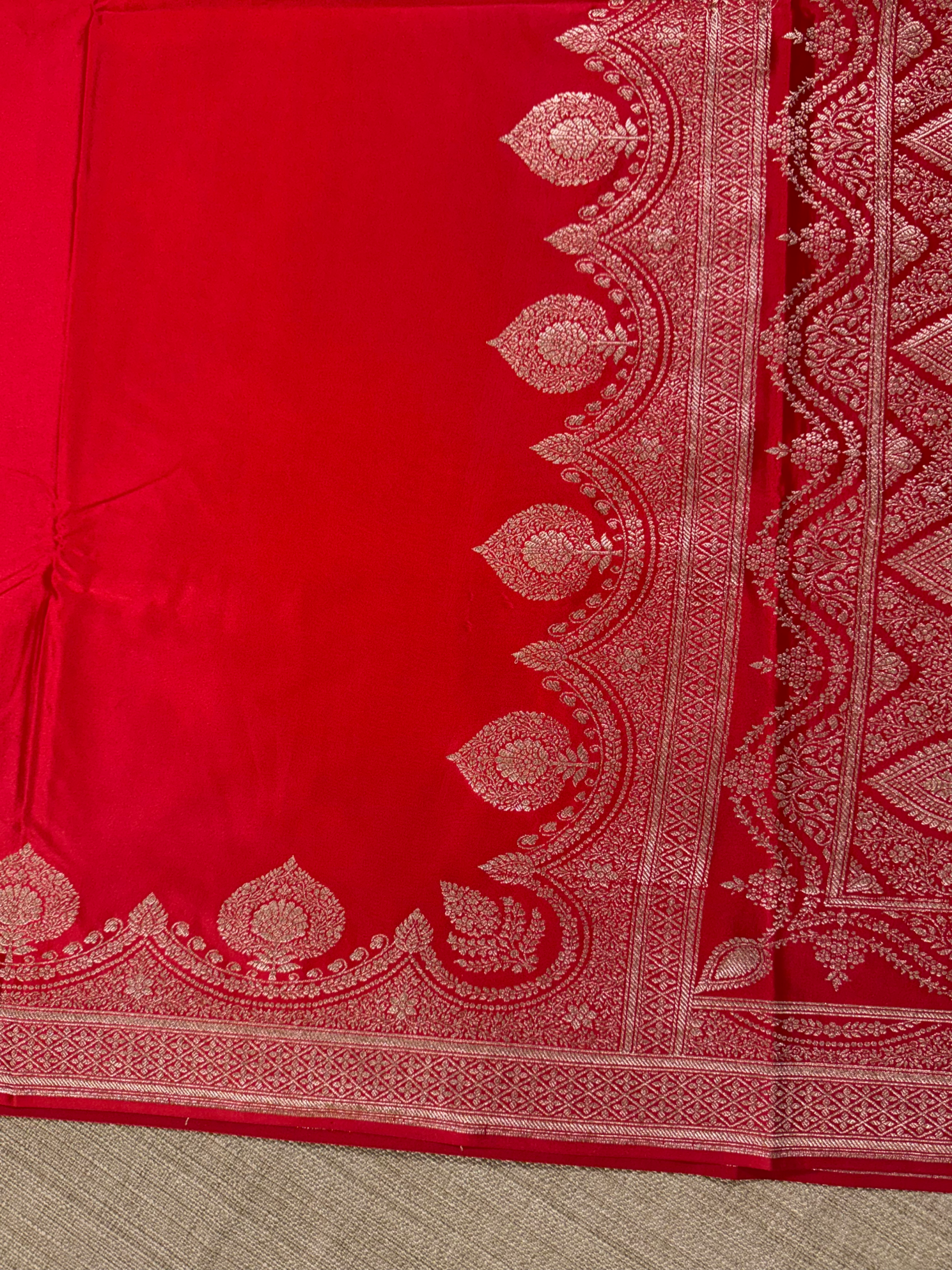 SMSSA234 : Chilli Red Mashru Silk Saree With Scallop Border