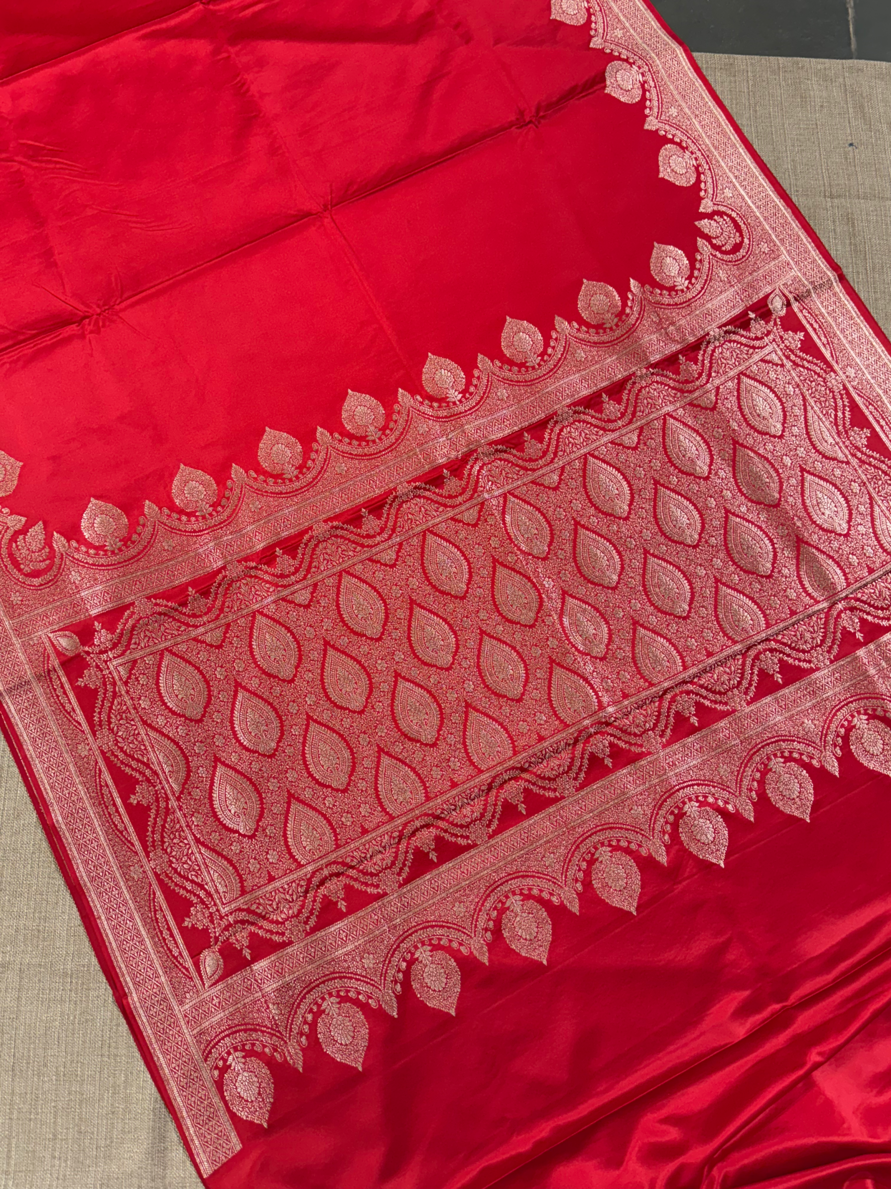 SMSSA234 : Chilli Red Mashru Silk Saree With Scallop Border
